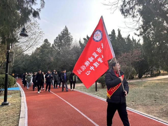 青岛市篮球橄榄球运动管理中心开展“迎元旦健步行”暨《青岛市全民健身条例》走进社区志愿服务活动(图1)